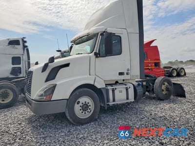 Drugie zdjęcie samochodu z przodu: 2017 VOLVO VNL SEMI TRUCK VIN:4V4N39TG3HN988064 - miniatura