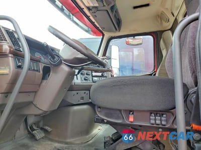 Piąte zdjęcie samochodu w środku: 2015 VOLVO VN VNL VIN:4V4N99EH4FN926223 - miniatura
