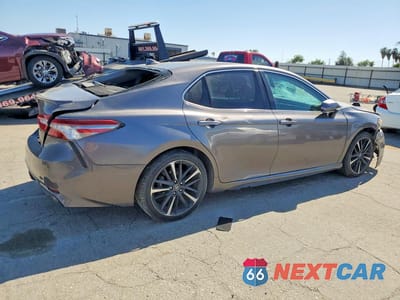 Trzecie zdjęcie samochodu z tyłu: 2018 TOYOTA CAMRY XSE VIN:4T1B61HK3JU506849 - miniatura