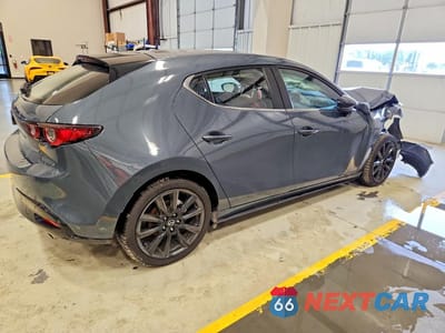 Trzecie zdjęcie samochodu z tyłu: 2024 MAZDA 3 PREFERRED VIN:JM1BPBLM2R1709986 - miniatura