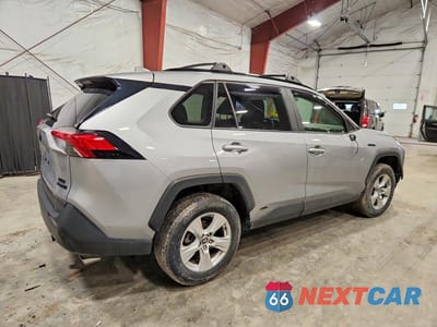 Trzecie zdjęcie samochodu z tyłu: 2021 TOYOTA RAV4 HYBRID XLE VIN:JTMRWRFV0MD128427 - miniatura