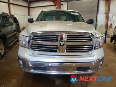 Piąte zdjęcie samochodu w środku: 2018 RAM 1500 SLT VIN:1C6RR7GG6JS310532 - miniatura