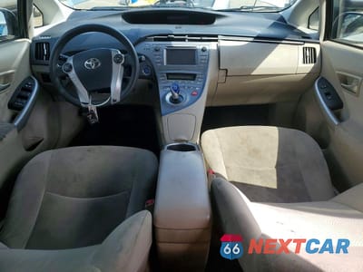 Zdjęcie 8 z 13 samochodu: 2013 TOYOTA PRIUS TWO VIN:JTDKN3DU9D5584917 - miniatura