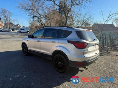 Trzecie zdjęcie samochodu z tyłu: 2019 FORD ESCAPE SE VIN:1FMCU9GD8KUB73559 - miniatura