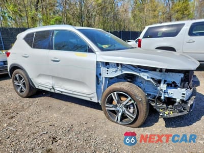 Czwarte zdjęcie samochodu z boku: 2025 VOLVO XC40 CORE VIN:YV4L12UJ2S2467773 - miniatura