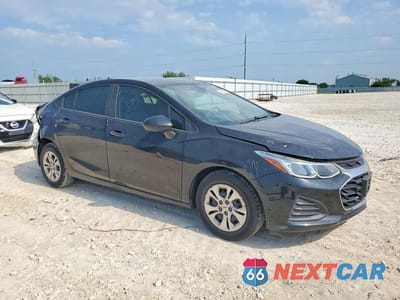 Czwarte zdjęcie samochodu z boku: 2019 CHEVROLET CRUZE LS VIN:1G1BC5SM7K7122547 - miniatura