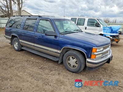 Czwarte zdjęcie samochodu z boku: 1998 CHEVROLET SUBURBAN C1500 VIN:1GNEC16R5WJ361307 - miniatura
