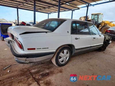 Trzecie zdjęcie samochodu z tyłu: 1993 BUICK PARK AVENUE VIN:1G4CW53L4P1633499 - miniatura