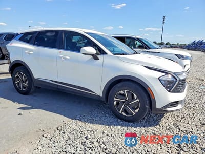 Czwarte zdjęcie samochodu z boku: 2023 KIA SPORTAGE LX VIN:KNDPUCAG6P7111282 - miniatura