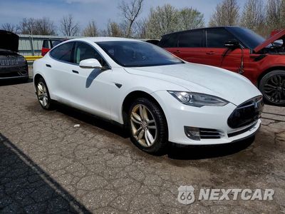 Czwarte zdjęcie samochodu z boku: 2013 TESLA MODEL S VIN:5YJSA1CN0DFP22580 - miniatura