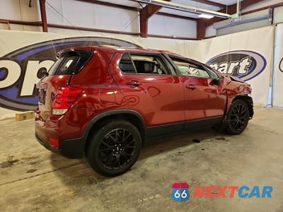 Trzecie zdjęcie samochodu z tyłu: 2021 CHEVROLET TRAX 1LT VIN:KL7CJLSB8MB323391 - miniatura