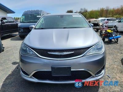 Piąte zdjęcie samochodu w środku: 2017 CHRYSLER PACIFICA TOURING L VIN:2C4RC1BG4HR824034 - miniatura