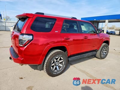 Trzecie zdjęcie samochodu z tyłu: 2024 TOYOTA 4RUNNER SR5 VIN:JTEMU5JR6R6260652 - miniatura