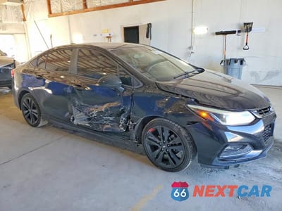 Czwarte zdjęcie samochodu z boku: 2018 CHEVROLET CRUZE LT VIN:1G1BE5SM2J7171440 - miniatura