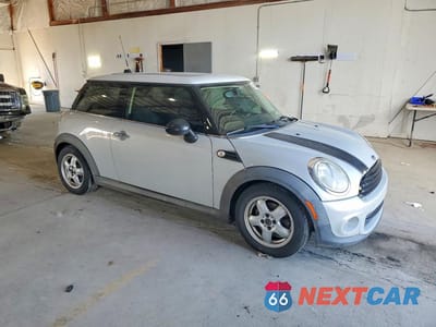 Czwarte zdjęcie samochodu z boku: 2011 MINI COOPER VIN:WMWSU3C54BT181723 - miniatura