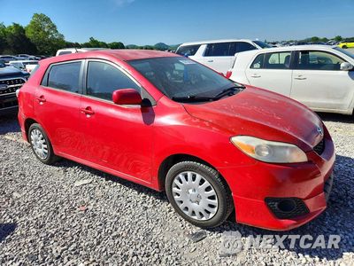 Czwarte zdjęcie samochodu z boku: 2010 TOYOTA MATRIX BASE VIN:2T1KU4EE7AC282685 - miniatura