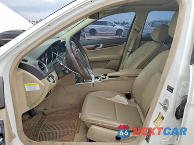 Zdjęcie 7 z 12 samochodu: 2013 MERCEDES-BENZ C 250 VIN:WDDGF4HB7DR252264 - miniatura