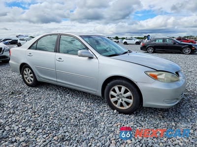 Czwarte zdjęcie samochodu z boku: 2002 TOYOTA CAMRY XLE VIN:4T1BE30K82U621930 - miniatura