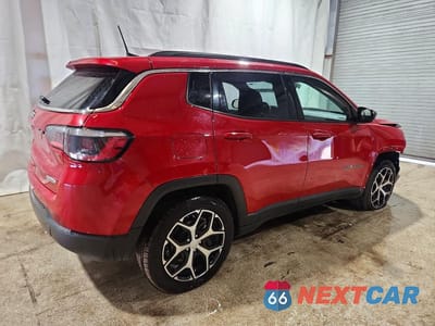 Trzecie zdjęcie samochodu z tyłu: 2024 JEEP COMPASS LATITUDE VIN:3C4NJDBN4RT606582 - miniatura