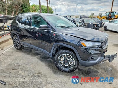 Czwarte zdjęcie samochodu z boku: 2025 JEEP COMPASS TRAILHAWK VIN:3C4NJDDN9ST565837 - miniatura