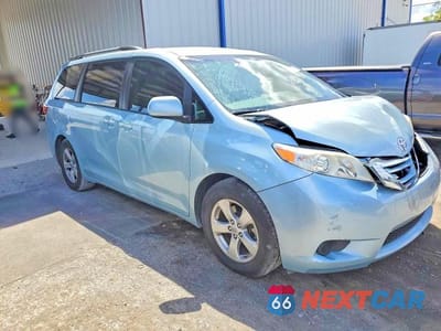 Czwarte zdjęcie samochodu z boku: 2016 TOYOTA SIENNA LE 8-PASSENGER VIN:5TDKK3DC3GS692481 - miniatura