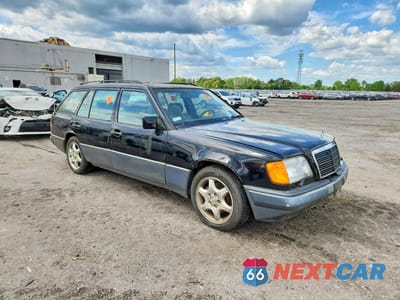 Czwarte zdjęcie samochodu z boku: 1995 MERCEDES-BENZ E 320 VIN:WDBEA92E2SF299957 - miniatura