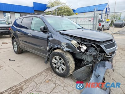 Czwarte zdjęcie samochodu z boku: 2012 CHEVROLET TRAVERSE LS VIN:1GNKRFED1CJ373261 - miniatura