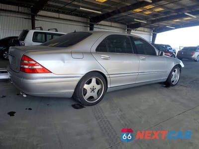 Trzecie zdjęcie samochodu z tyłu: 2000 MERCEDES-BENZ S 500 VIN:WDBNG75J2YA092096 - miniatura