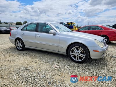 Czwarte zdjęcie samochodu z boku: 2004 MERCEDES-BENZ E 500 VIN:WDBUF70J64A431443 - miniatura