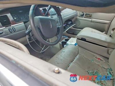 Zdjęcie 8 z 12 samochodu: 2009 LINCOLN TOWN CAR SIGNATURE LIMITED VIN:2LNHM82V49X618785 - miniatura