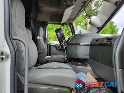 Piąte zdjęcie samochodu w środku: 2025 VOLVO VNL SEMI TRUCK VIN:4V4NC9EH8SN683088 - miniatura
