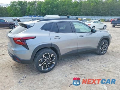 Trzecie zdjęcie samochodu z tyłu: 2026 CHEVROLET TRAX 2RS VIN:KL77LJEPXTC086872 - miniatura