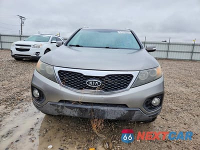 Piąte zdjęcie samochodu w środku: 2011 KIA SORENTO LX VIN:5XYKTDA28BG151785 - miniatura