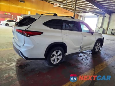 Trzecie zdjęcie samochodu z tyłu: 2022 TOYOTA HIGHLANDER PLATINUM VIN:5TDFZRBH0NS200808 - miniatura