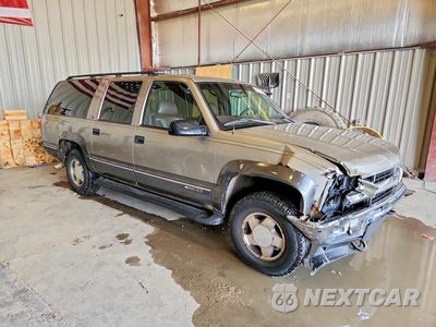 Czwarte zdjęcie samochodu z boku: 1999 CHEVROLET SUBURBAN K1500 VIN:1GNFK16R1XJ387931 - miniatura