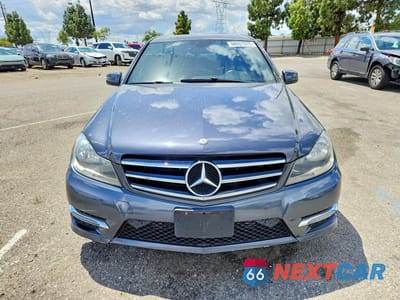 Piąte zdjęcie samochodu w środku: 2014 MERCEDES-BENZ C 250 VIN:WDDGF4HBXER315777 - miniatura