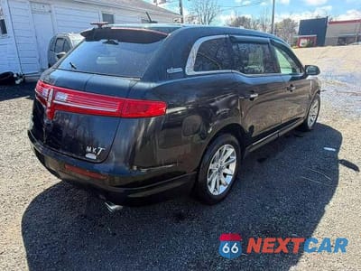 Trzecie zdjęcie samochodu z tyłu: 2013 LINCOLN MKT VIN:2LMHJ5NKXDBL53079 - miniatura