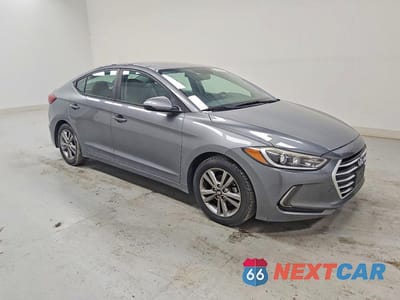 Czwarte zdjęcie samochodu z boku: 2017 HYUNDAI ELANTRA SE VIN:KMHD84LF6HU154441 - miniatura
