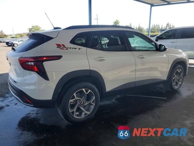 Trzecie zdjęcie samochodu z tyłu: 2025 CHEVROLET TRAX 1LT VIN:KL77LHEP1SC331615 - miniatura