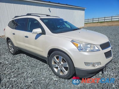 Czwarte zdjęcie samochodu z boku: 2011 CHEVROLET TRAVERSE LT VIN:1GNKRGED0BJ374728 - miniatura