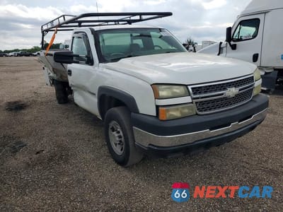 Czwarte zdjęcie samochodu z boku: 2005 CHEVROLET SILVERADO C2500 HEAVY DUTY VIN:1GBHC24U05E188794 - miniatura