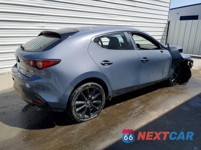 Trzecie zdjęcie samochodu z tyłu: 2025 MAZDA 3 PREFERRED VIN:JM1BPBLM9S1769687 - miniatura