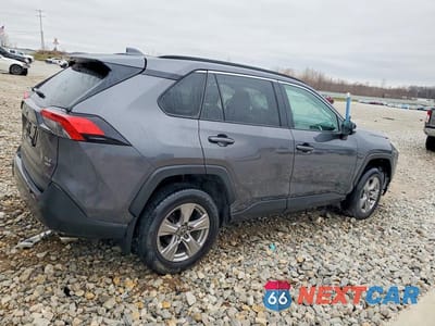 Trzecie zdjęcie samochodu z tyłu: 2025 TOYOTA RAV4 XLE VIN:2T3P1RFV1SC531372 - miniatura