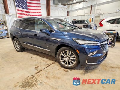 Czwarte zdjęcie samochodu z boku: 2023 BUICK ENCLAVE AVENIR VIN:5GAEVCKW9PJ128995 - miniatura