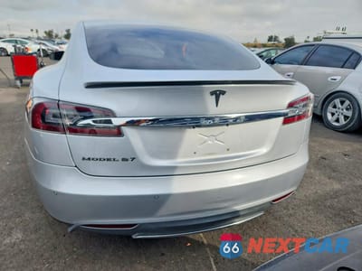 Zdjęcie 6 z 12 samochodu: 2015 TESLA MODEL S VIN:5YJSA1E12FF120003 - miniatura