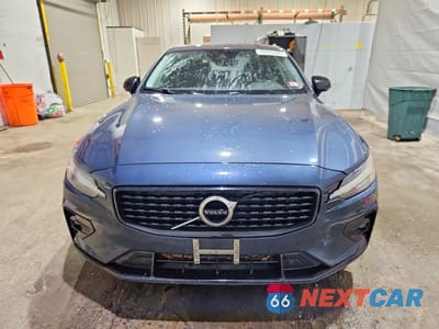 Piąte zdjęcie samochodu w środku: 2021 VOLVO S60 T5 MOMENTUM VIN:7JR102TZ0MG118297 - miniatura