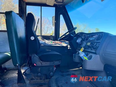 Piąte zdjęcie samochodu w środku: 2011 FREIGHTLINER CHASSIS B2B VIN:4UZABRDUXBCAT8027 - miniatura