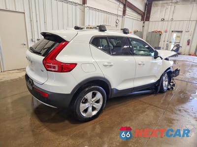 Trzecie zdjęcie samochodu z tyłu: 2020 VOLVO XC40 T4 MOMENTUM VIN:YV4AC2HK9L2326768 - miniatura