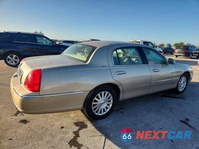 Trzecie zdjęcie samochodu z tyłu: 2004 LINCOLN TOWN CAR ULTIMATE VIN:1LNHM83W34Y654225 - miniatura