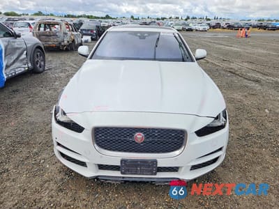 Piąte zdjęcie samochodu w środku: 2017 JAGUAR XE PRESTIGE VIN:SAJAE4BV2HA953421 - miniatura